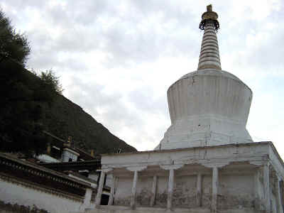 stupa.jpg (231125 byte)